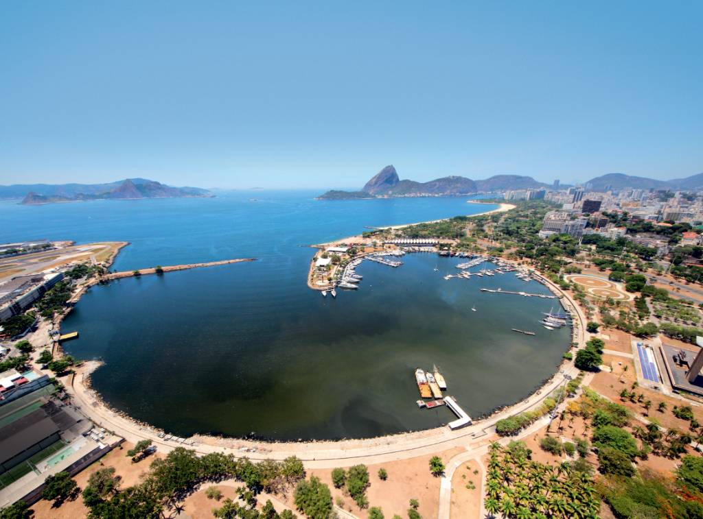 A um ano da Olímpiada, Rio corre para despoluir a Baía de Guanabara
