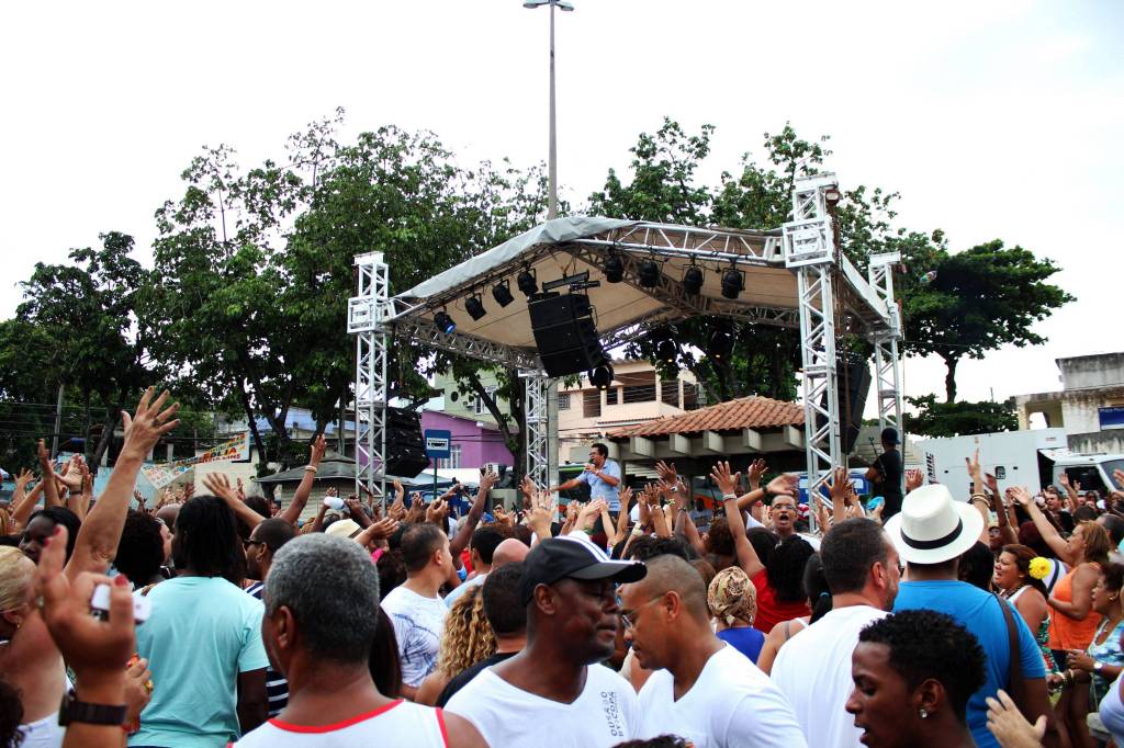 Feira das Yabás promove grito de carnaval com escolas de samba