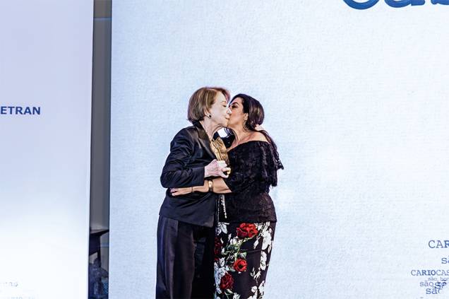 Regina Casé recebe trofeu das mãos de Fernanda Montenegro Regina Casé recebe trofeu das mãos de Fernanda Montenegro