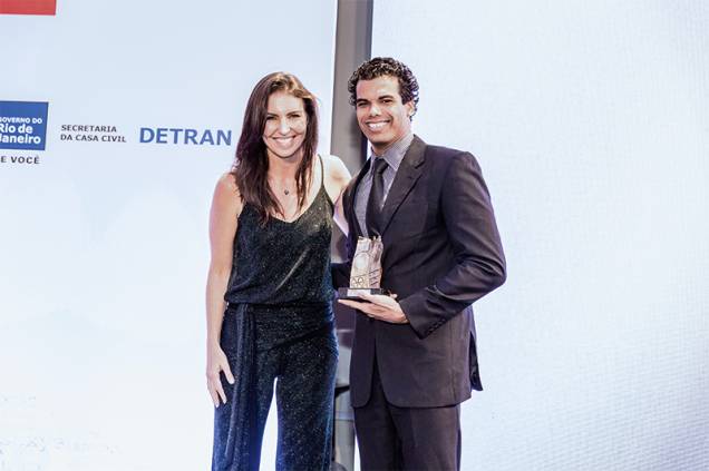 Glenda Koslowski entrega prêmio ao nadador André Brasil Glenda Koslowski entrega prêmio ao nadador André Brasil