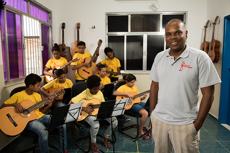 Daniel Sant’Anna dá aulas de violão a jovens carentes