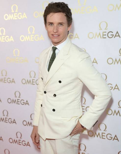 Eddie Redmayne, ganhador do Oscar, recebe convidados para noite de festa em Ipanema