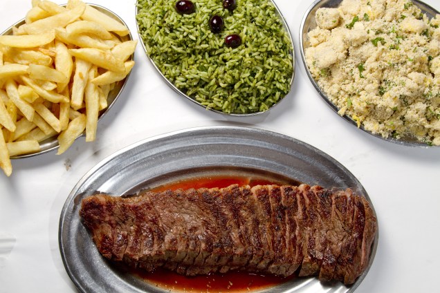 Braseiro da Gávea: picanha com arroz de brócolis, fritas e farofa de ovos