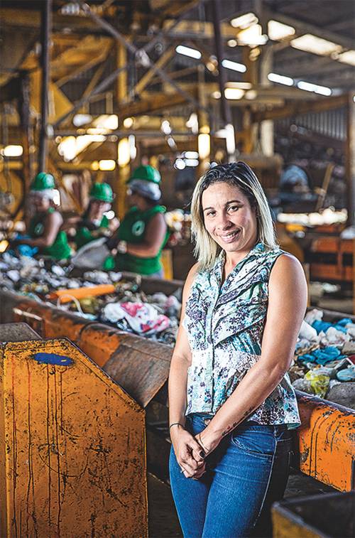 Erica Abreu comanda uma cooperativa que troca lixo por alimentos
