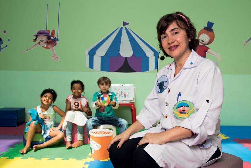 Rosane Paiva da Silva narra histórias educativas para crianças