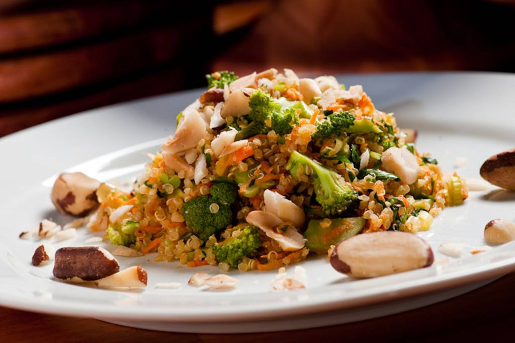 Salada de quinoa com castanha do Pará do Ráscal
