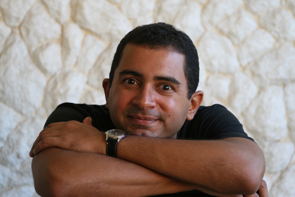 Ex-atendente de fast food lança livro na Central do Brasil