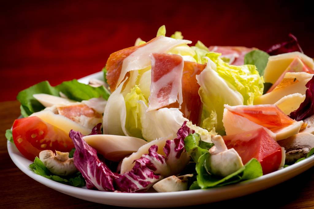 Salada com cogumelo e presunto de Parma do Cozzi