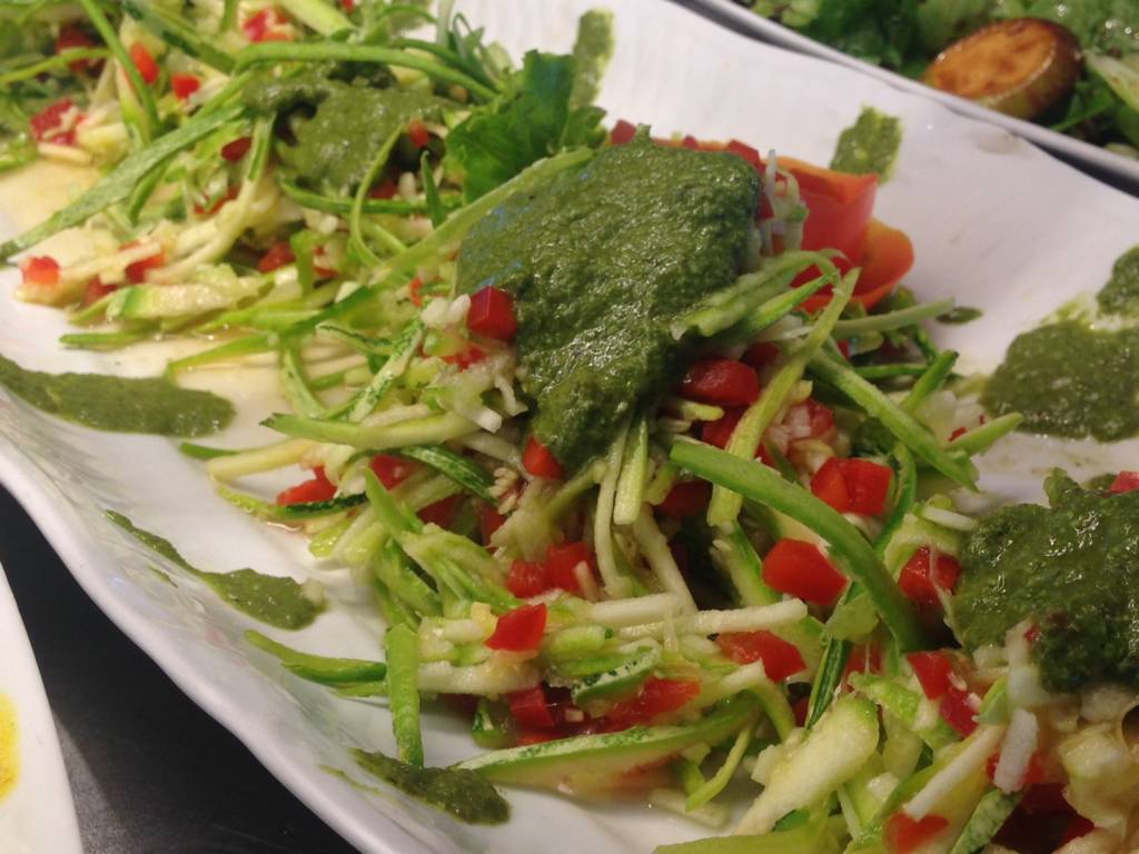 Espaguete de abobrinha com molho pesto do Tizziano