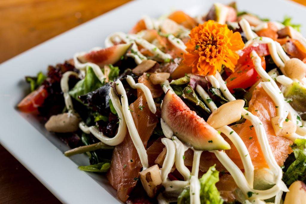 Salada de folhas com salmão defumado do Empório Jardim