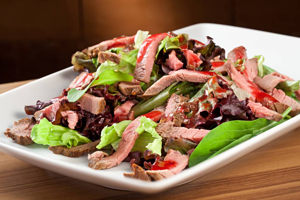 Salada de rosbife com vinagrete de frutas vermelhas do Rolé