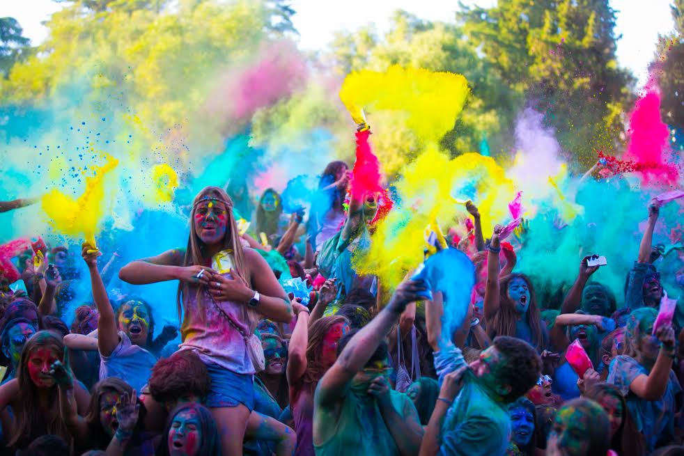 Festa de música eletrônica Happy Holi chega ao Rio