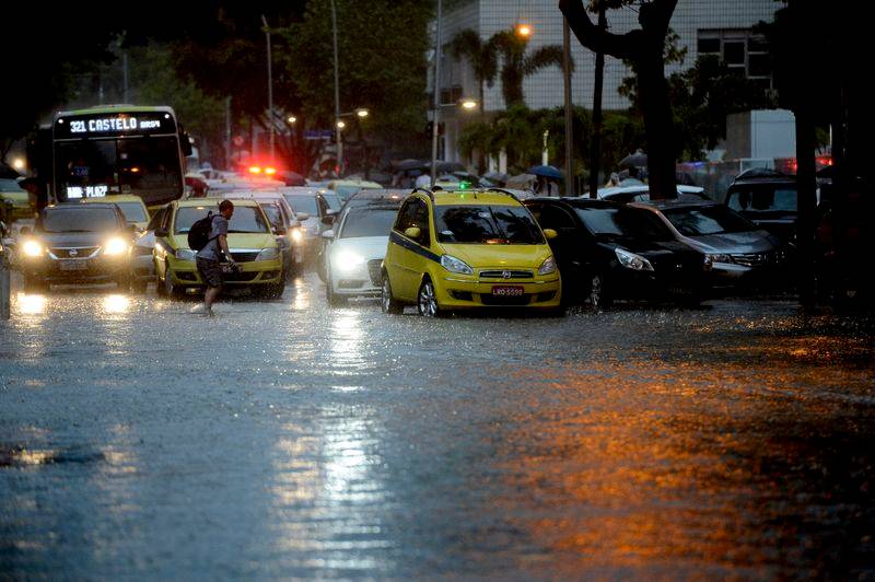 Força-tarefa vai atuar em pontos críticos de alagamento no Rio