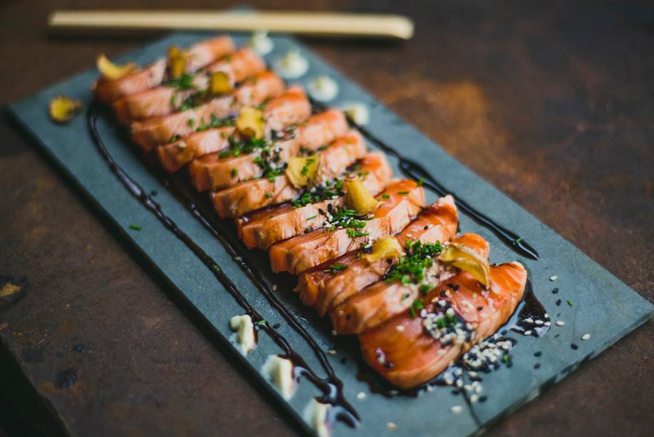Sobe_salmão selado com teriyaki de abacaxi Sobe_salmão selado com teriyaki de abacaxi