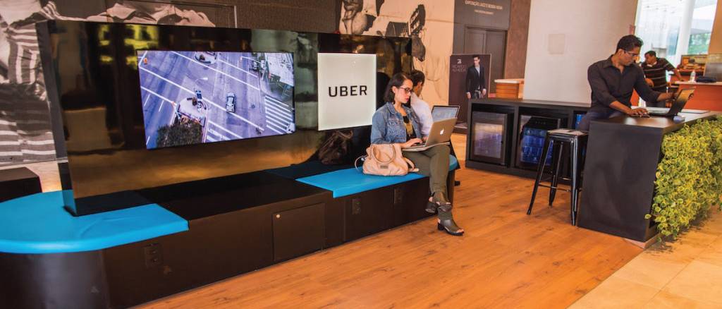 Taxistas quebram quiosque do Uber em shopping