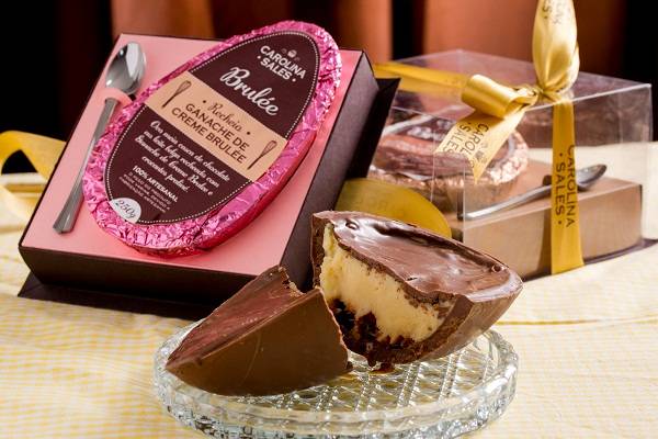 A p&acirc;tisserie traz ovos meia casca em sabores deliciosos: meio ovo de chocolate belga recheado com ganache de brigadeiro (R$ 77,90); de chocolate belga ao leite recheado com ganache de brigadeiro e peda&ccedil;os de brownie (R$ 79,90) e de chocolate belga com rec<br>
