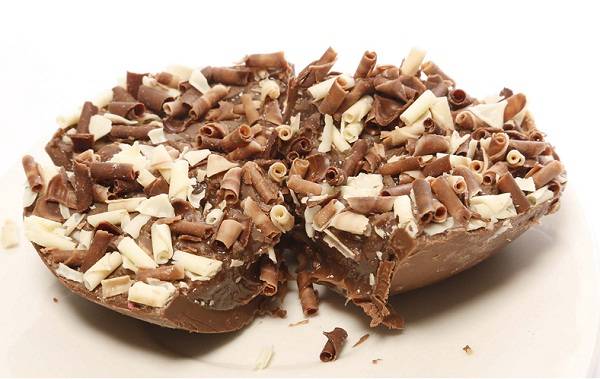A metade de um ovo de chocolate ao leite vem recheada com o tradicional brigadeiro da casa nos sabores preto cl&aacute;ssico, morango, branco, casadinho ou doce de leite. Todos s&atilde;o confeitados com raspinhas de chocolate belga acompanhando o sabor do recheio. Os<br>