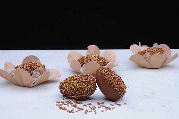 Para quem quiser enfiar o p&eacute; na jaca com modera&ccedil;&atilde;o, a marca preparou mini ovinhos de 25 gramas (R$ 3,50 cada) com recheios de brigadeiro branco enfeitado com cenourinhas ou coelhos; doce de leite com cobertura de raspas de caramelo; palha italiana enfeita<br>