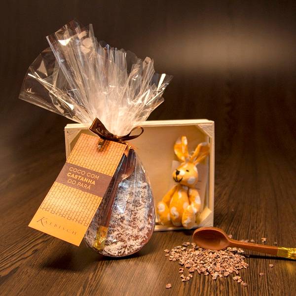 Recheado com macad&acirc;mias drageadas, o ovo macad&acirc;mia (R$ 68,00 o pequeno e R$ 140,00 o grande) tem a casca artesanalmente feita com lascas de macad&acirc;mia em puro chocolate 32%. J&aacute; p ovo de colher (R$ 57,00, 260g) vem em tr&ecirc;s deliciosas op&ccedil;&otilde;es: gianduia, doce<br>