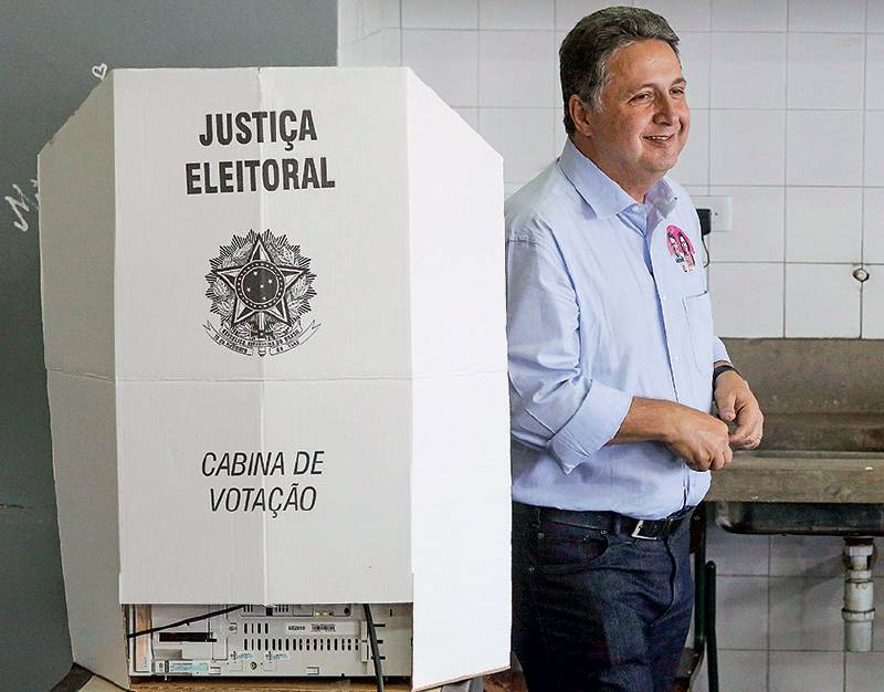Garotinho é preso durante transmissão de seu programa de rádio