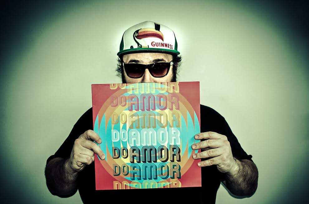 Jorge Bispo fotografa ensaio sensual diante do público