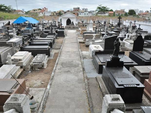 Mortos ilustres ganham placas digitais no Cemitério do Caju