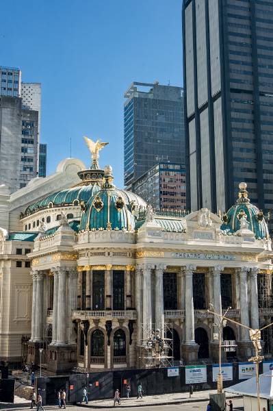 Atraso nos salários põe em risco temporada do Theatro Municipal