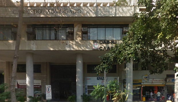 A plaqueta no edifício da Avenida Marechal Câmara, no Centro, fará homenagem a Lyda Monteiro da Silva, funcionária que morreu na instituição no dia 27 de agosto de 1980 ao abrir uma carta-bomba<br> A plaqueta no edifício da Avenida Marechal Câmara, no Centro, fará homenagem a Lyda Monteiro da Silva, funcionária que morreu na instituição no dia 27 de agosto de 1980 ao abrir uma carta-bomba<br>