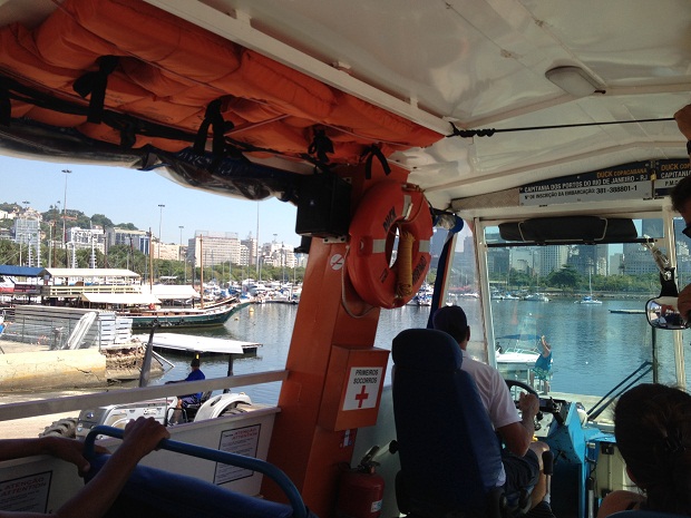 Chegando à Marina da Glória o veículo se prepara para entrar na água.<br> Chegando à Marina da Glória o veículo se prepara para entrar na água.<br>