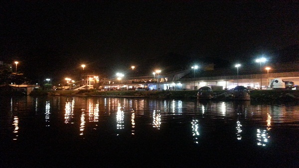 Complexo Lagoon visto da &aacute;gua enquanto a Floatball se aproxima para o desembarque no p&iacute;er<br>