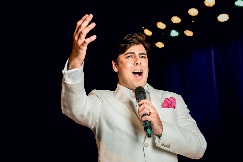 Com velhas canções, Márcio Gomes lota casa de shows