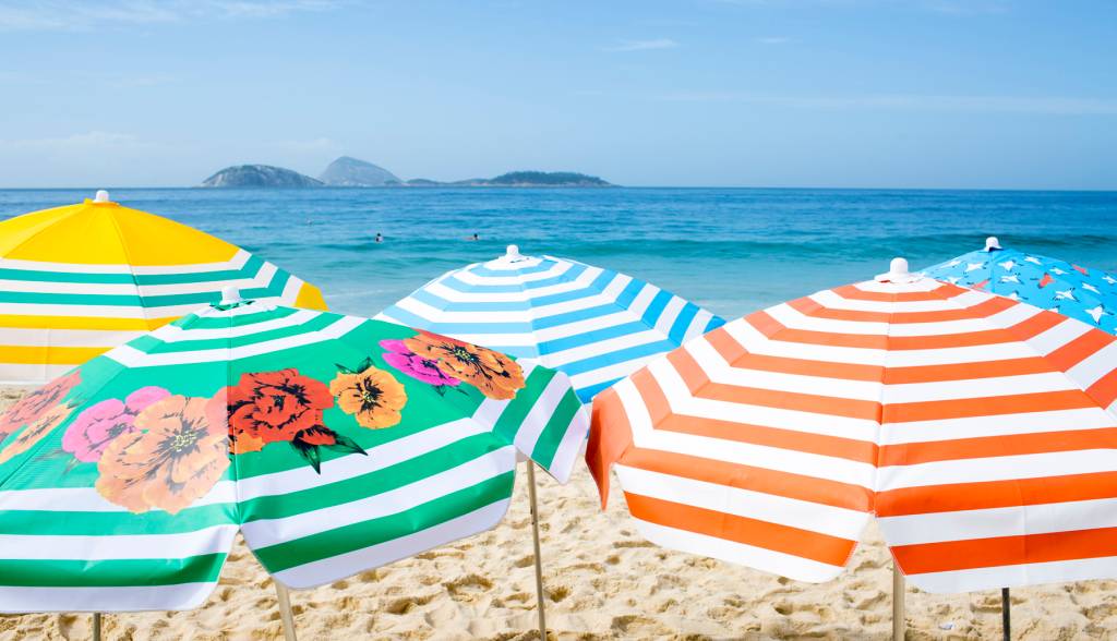Orla carioca ganha novos guarda-sóis neste verão