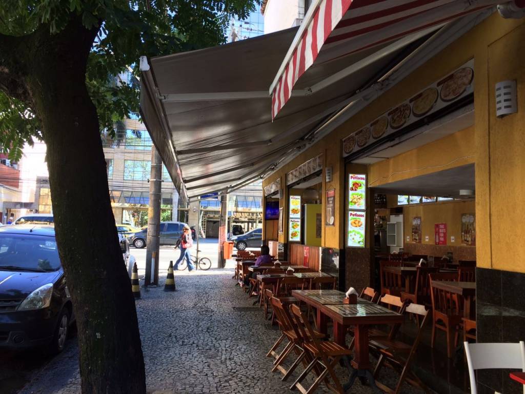 Garçom de bar na Zona Sul é flagrado filmando clientes no banheiro