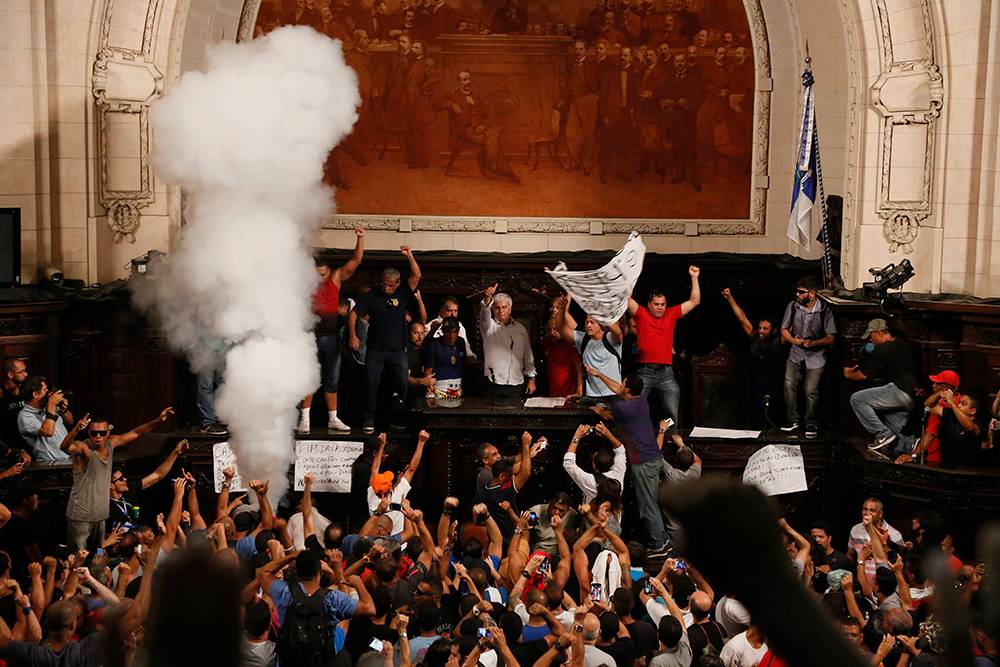 Protestos na Alerj adiam debates sobre cortes do governo