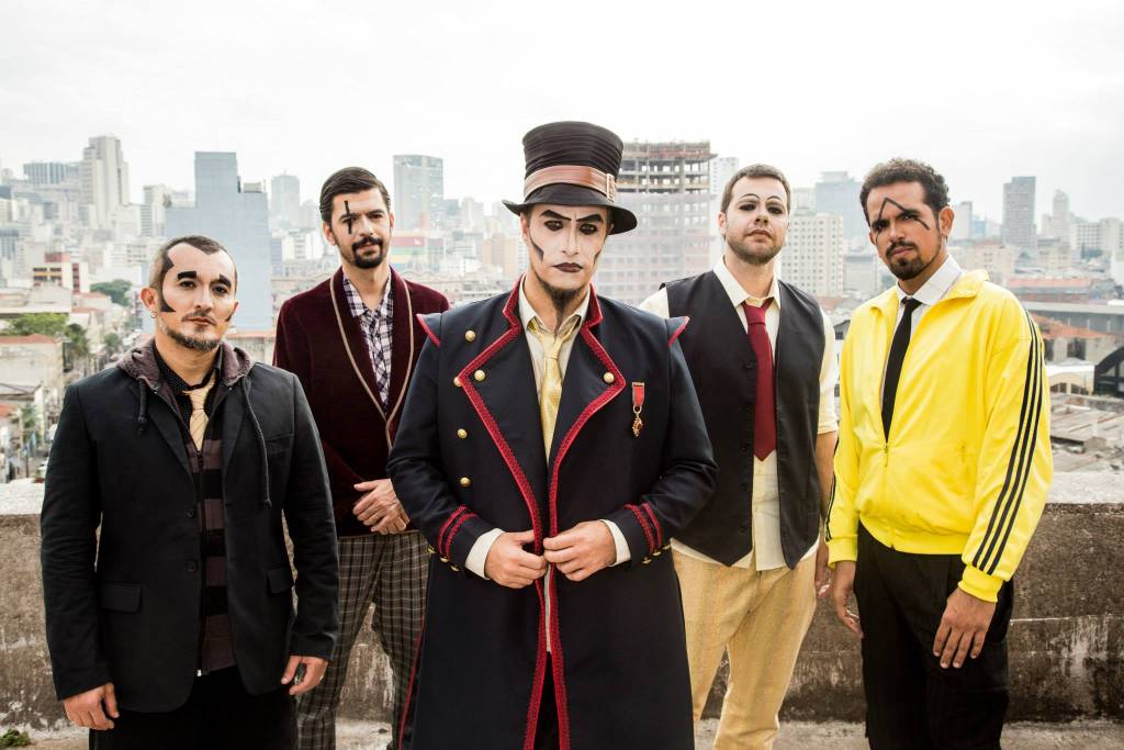 Em show comemorativo, Teatro Mágico volta ao Rio