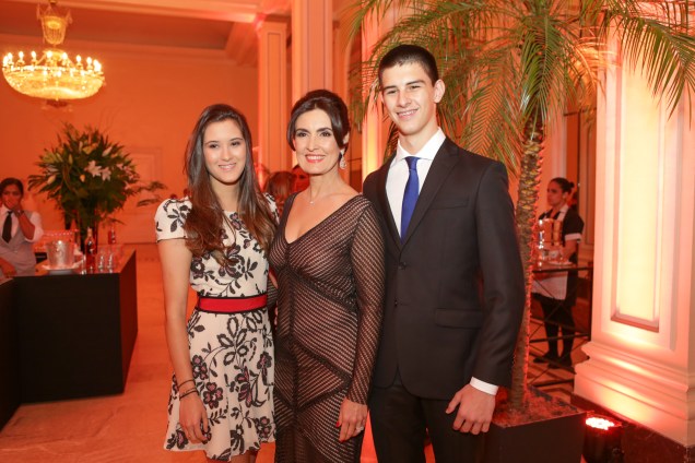 F&aacute;tima Bernardes com os filhos, Vinicius e Beatriz