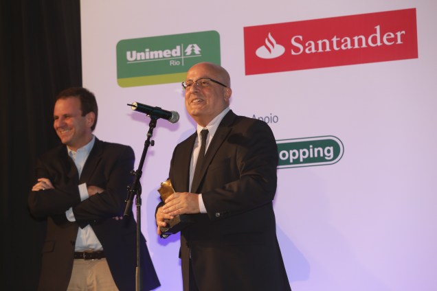 O prefeito Eduardo Paes entrega o pr&ecirc;mio na categoria Cultura a Emilio Kalil