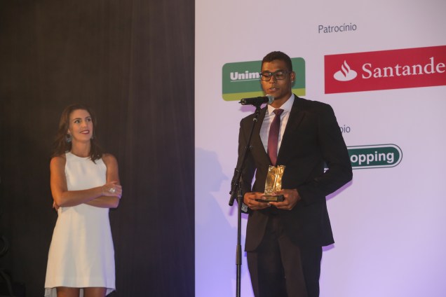 A jornalista Glenda Kozlowski entrega o pr&ecirc;mio na categoria Esporte ao nadador Matheus Santana