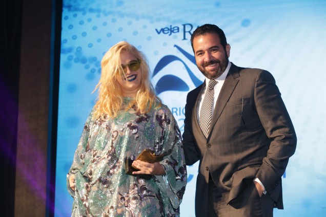 Rog&eacute;rio Gabriel Comprido entrega o pr&ecirc;mio na categoria M&uacute;sica &agrave; cantora Alice Caymmi