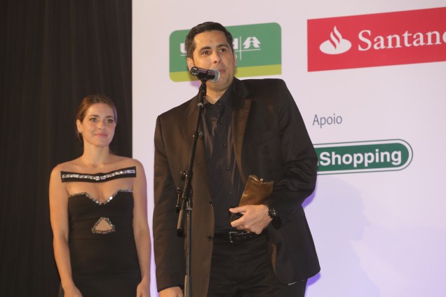 A atriz Monique Alfradique entrega o pr&ecirc;mio na categoria Neg&oacute;cios ao empres&aacute;rio Flavio Augusto da Silva