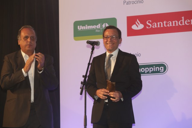 O governador Luiz Fernando Pez&atilde;o entrega o pr&ecirc;mio na categoria Medicida ao Dr. Paulo Niemeyer Filho