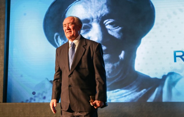 Renato Arag&atilde;o se emociona ao ser aplaudido de p&eacute; pela plateia