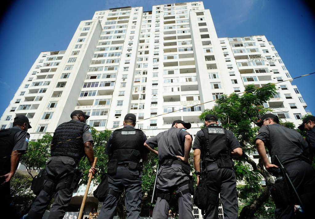 Confronto entre policiais e sem-teto marca desocupação de prédio