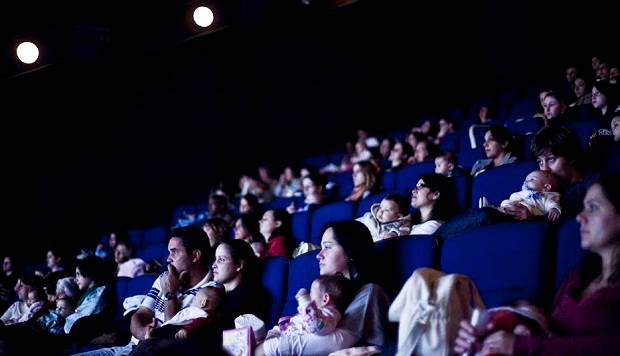 Projeto oferece sessões de cinema gratuitas a mães com bebês