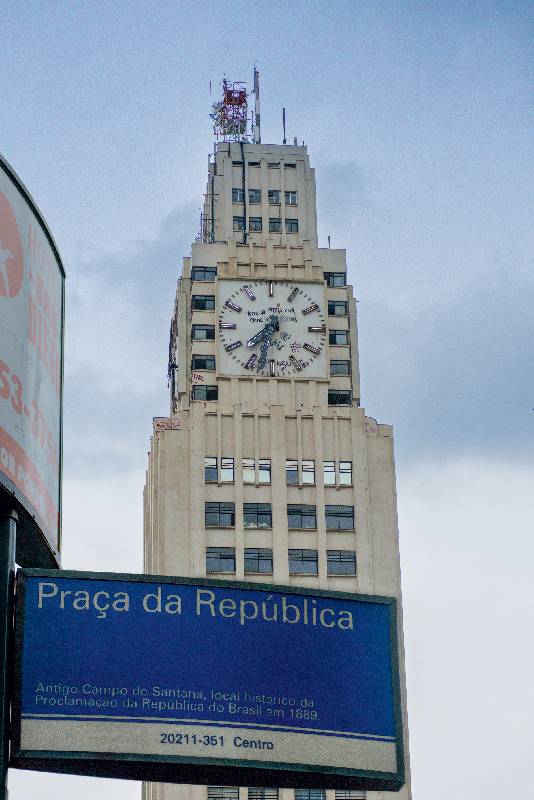 Relógio da Central do Brasil é pichado com frase de poeta russo