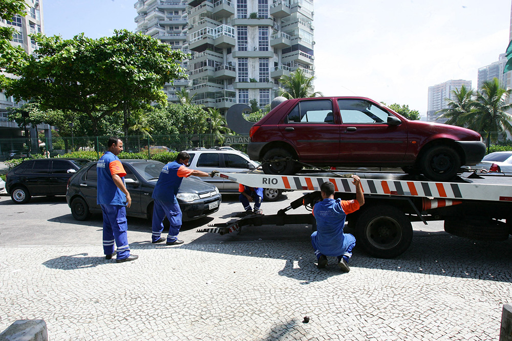Lei proíbe reboque de carro na presença de condutor