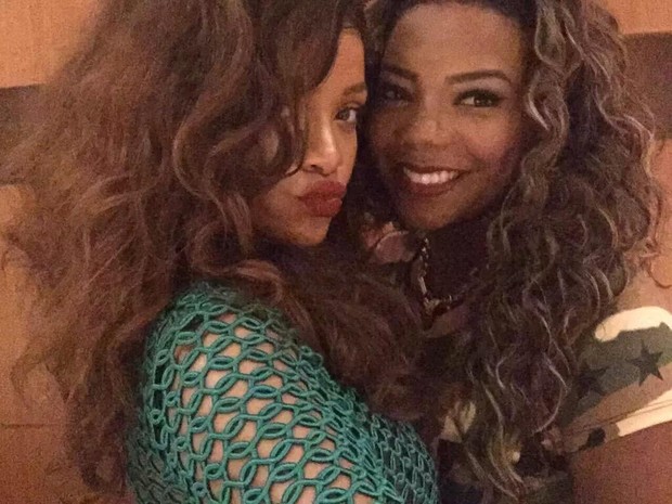 Mc Ludmilla (à dir.) e Rihanna: encontro registrado em um jantar gerou comentários maldosos na internet