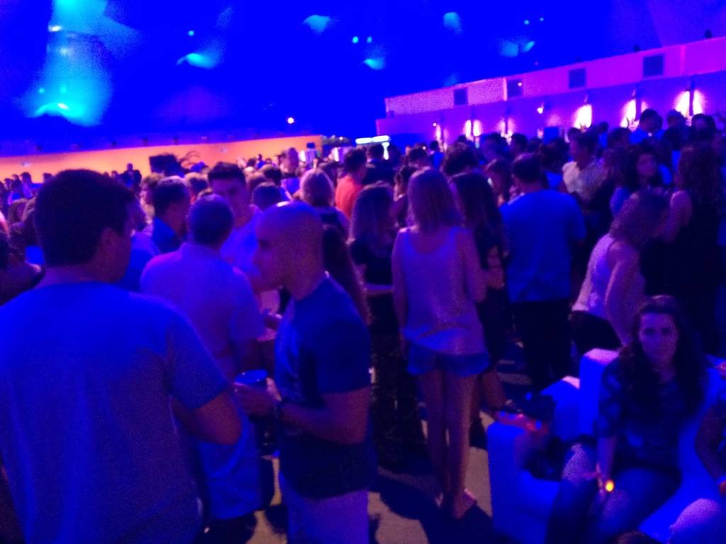 Capa de chuva é mais cobiçada do que champanhe pelos vips