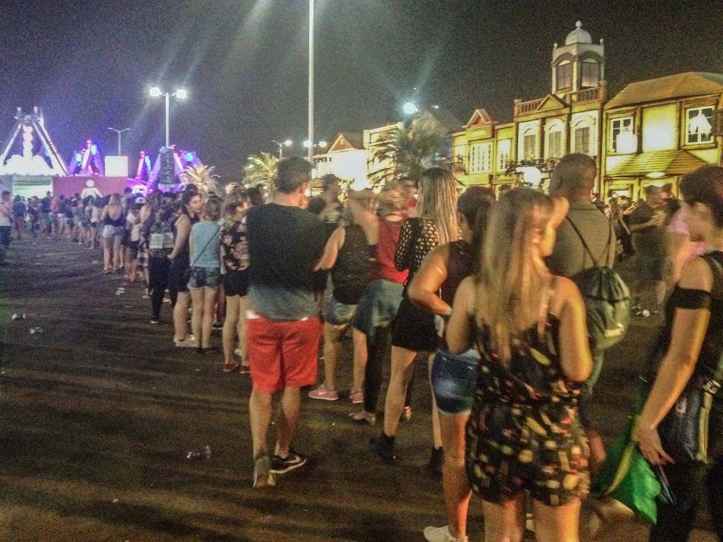 Fila grande para os banheiros gera reclamações