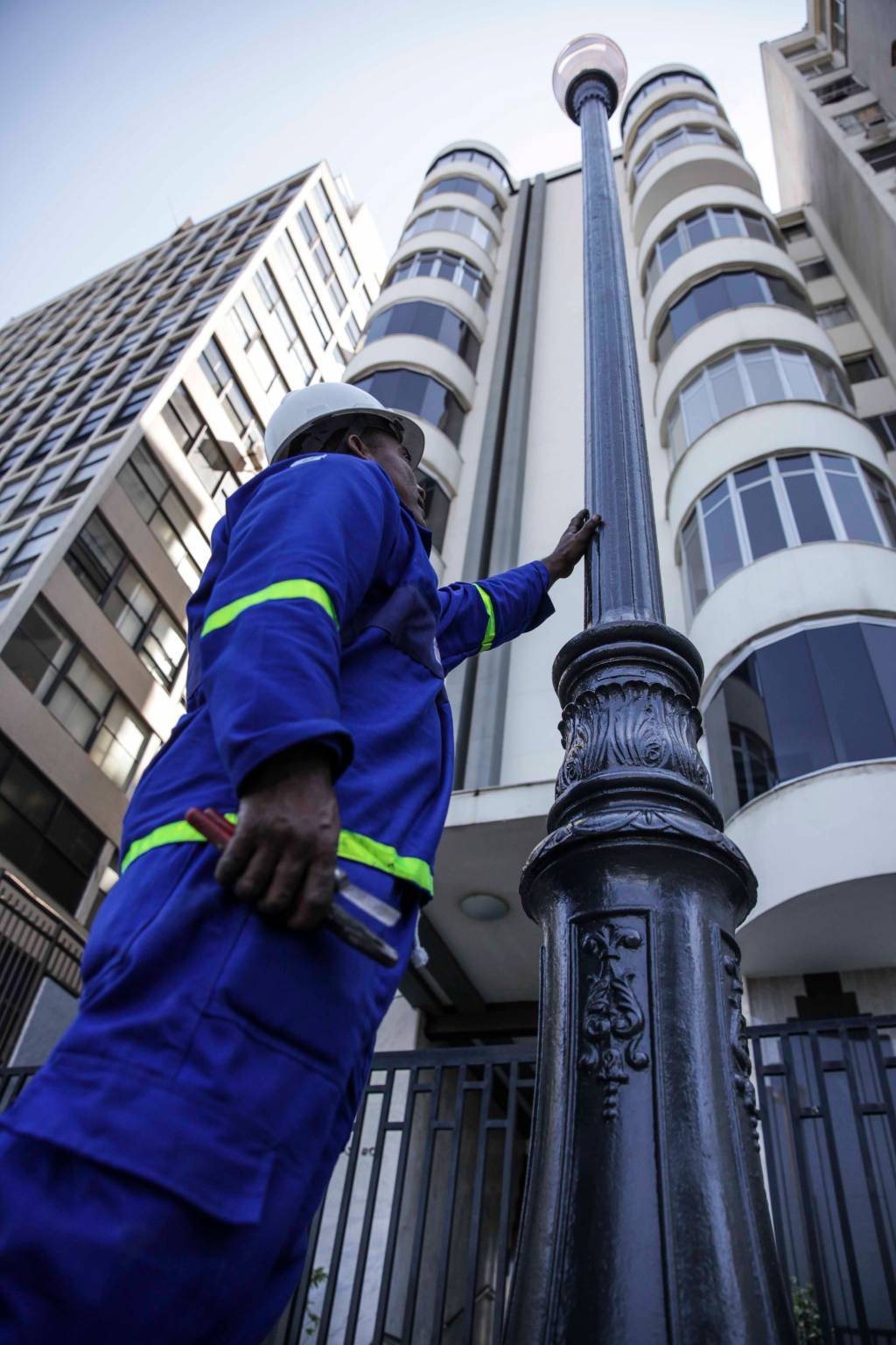 Crivella determina que postes tenham revestimento contra choques